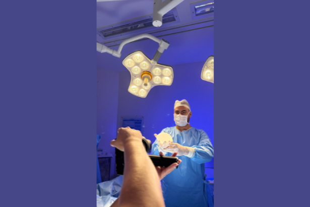 Gilberson Wanderley Silva destaca a conexão entre cirurgia plástica e saúde mental, promovendo equilíbrio entre beleza interior e exterior.