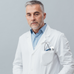 Dr. Haeckel Cabral analisa quando o lip lift melhora as proporções faciais.