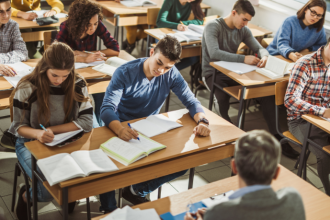 Educação e mercado de trabalho caminham juntos, e Sérgio Bento De Araújo destaca a importância do desenvolvimento de competências essenciais para o futuro profissional.