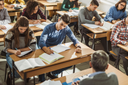Educação e mercado de trabalho caminham juntos, e Sérgio Bento De Araújo destaca a importância do desenvolvimento de competências essenciais para o futuro profissional.