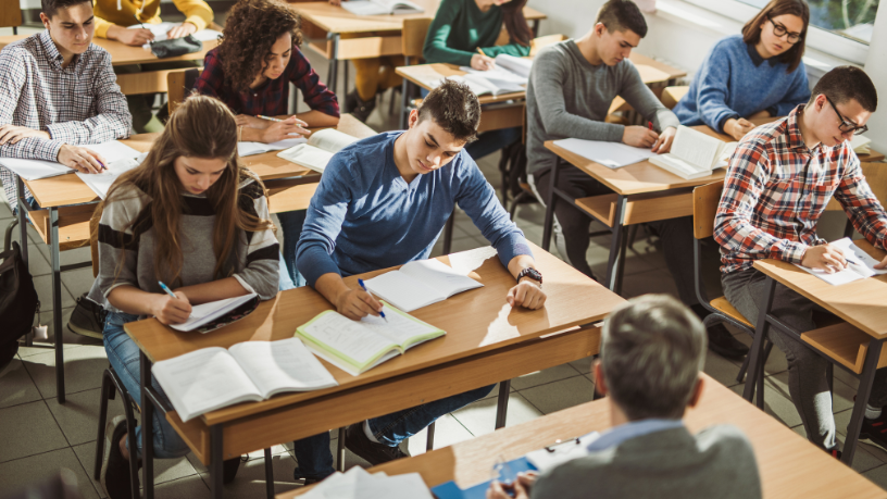 Educação e mercado de trabalho caminham juntos, e Sérgio Bento De Araújo destaca a importância do desenvolvimento de competências essenciais para o futuro profissional.