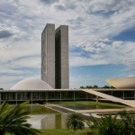 Edifício institucional em Brasília relacionado à fiscalização e ao orçamento de políticas públicas federais