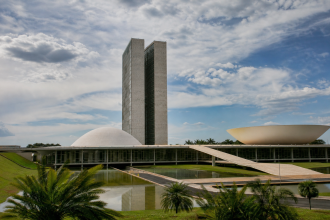 Edifício institucional em Brasília relacionado à fiscalização e ao orçamento de políticas públicas federais