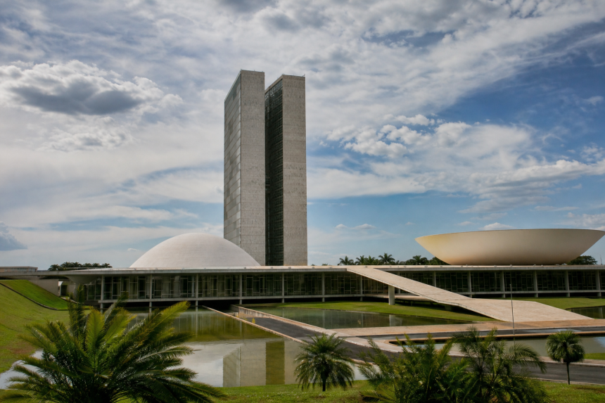 Edifício institucional em Brasília relacionado à fiscalização e ao orçamento de políticas públicas federais