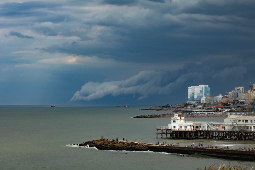 Vista aérea de uma tempestade se aproximando da costa de Mar del Plata, com nuvens carregadas sobre o mar e a orla.