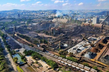 Vista aérea de uma área industrial do Rio de Janeiro, com fábricas e trecho da paisagem urbana