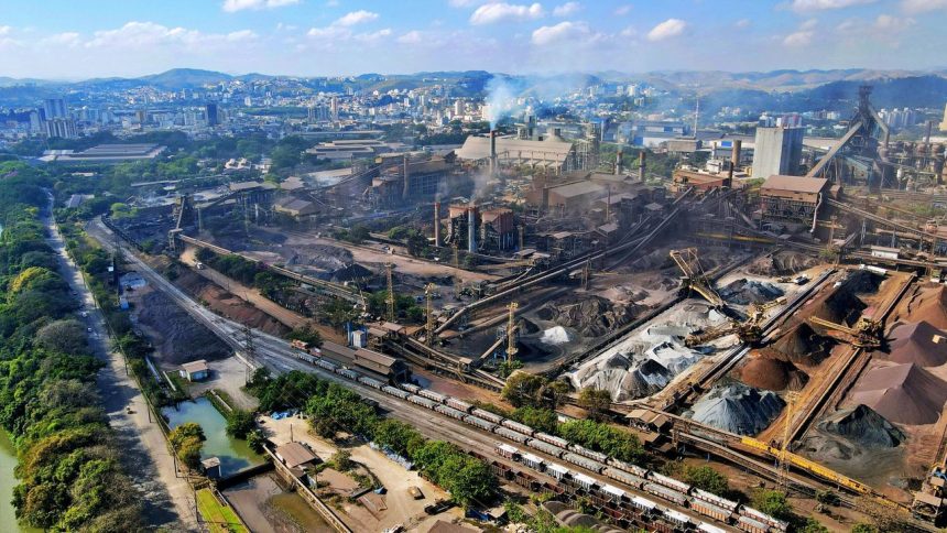 Vista aérea de uma área industrial do Rio de Janeiro, com fábricas e trecho da paisagem urbana